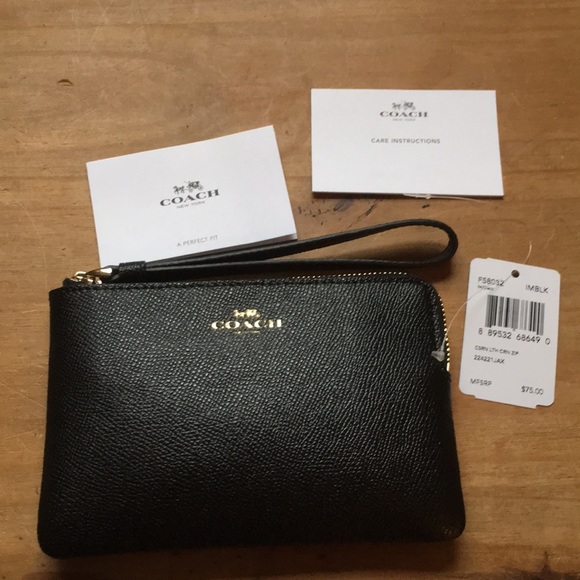 Coach Handbags - ❗️FINAL PRICE Authentic COACH Leather Zip Wristlet